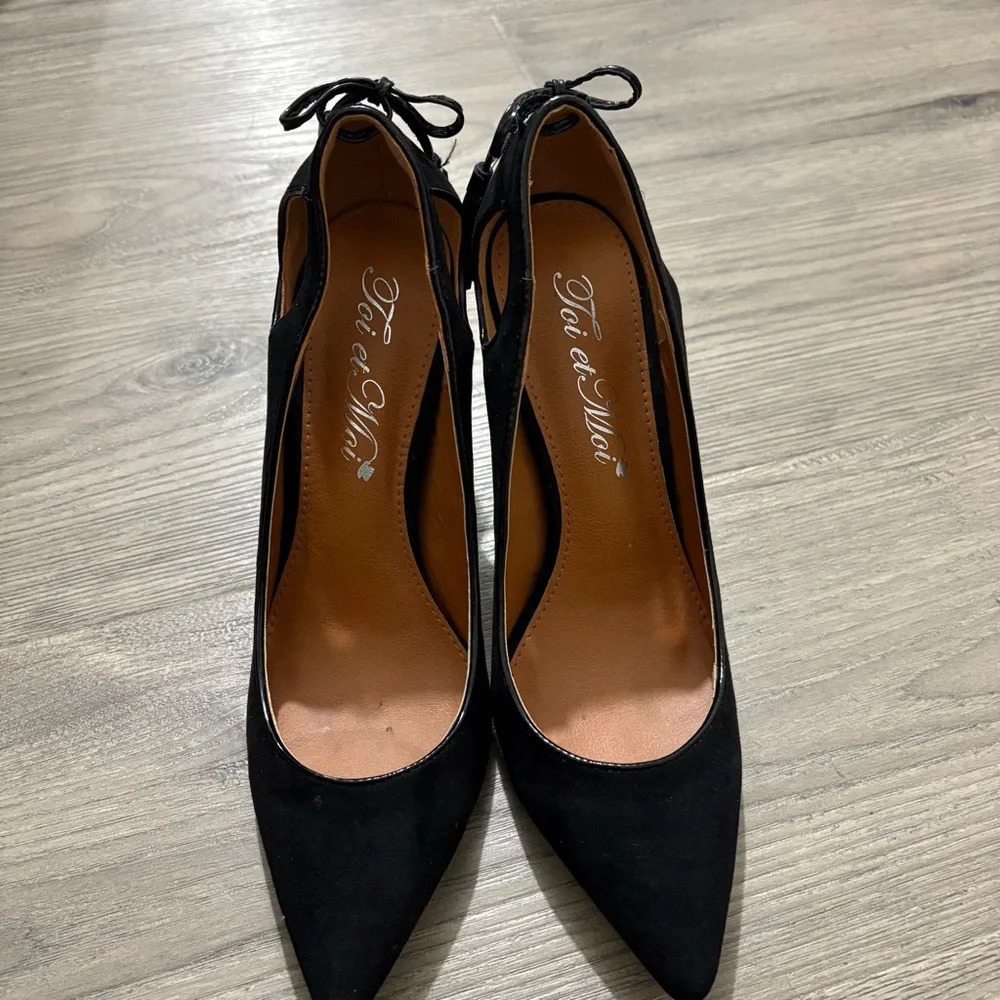Toi Et Moi Pointed Toe Teardrop Cutout Back Black Tassel Pump - Picture 2 of 13